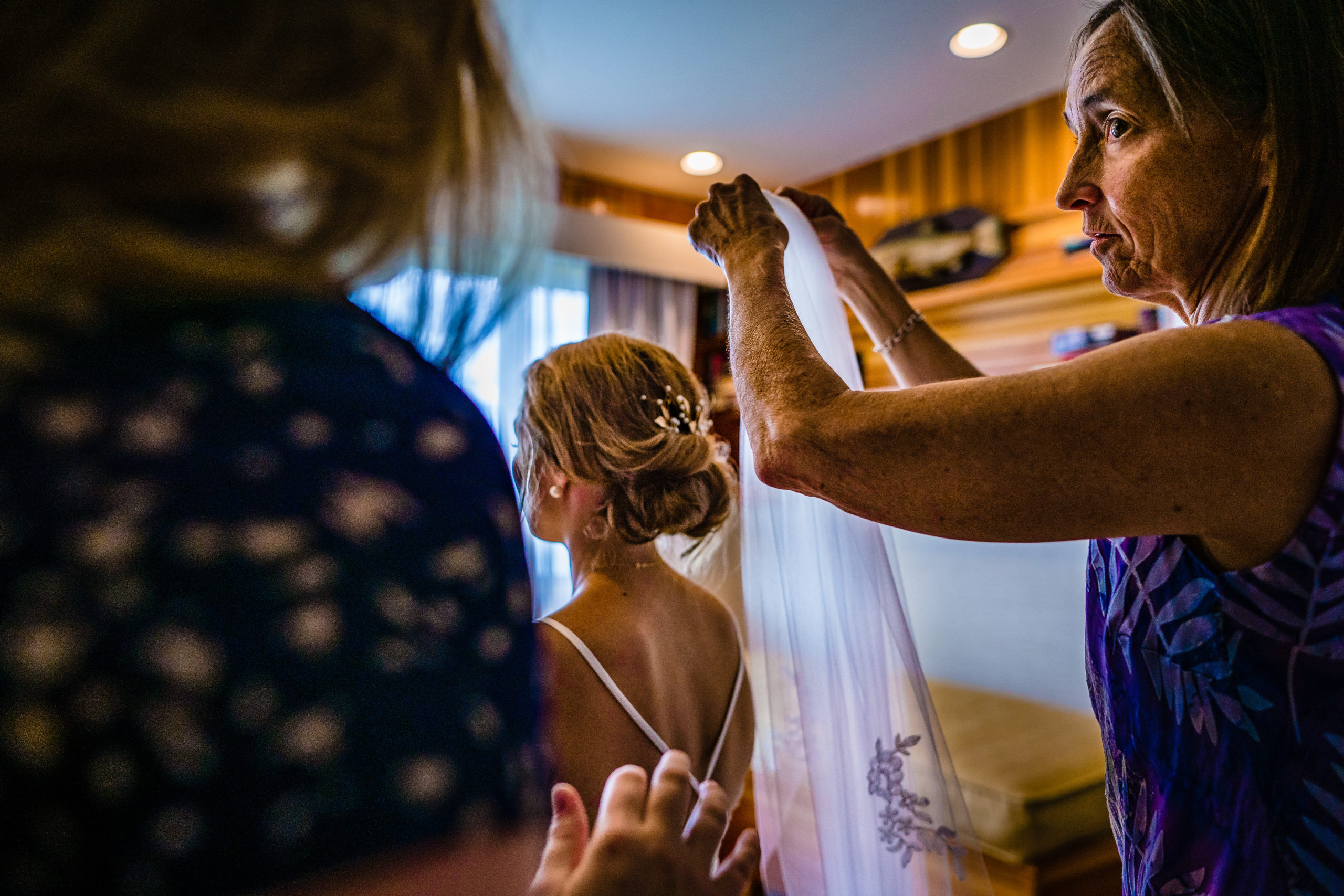 bride and mother putting on veil by vermont wedding photographer andy madea